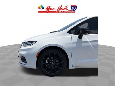 Used 2025 Chrysler Pacifica Limited FWD image 9