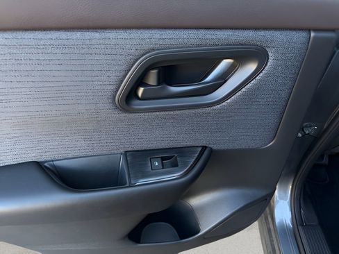 Used 2023 Nissan Rogue S image 19