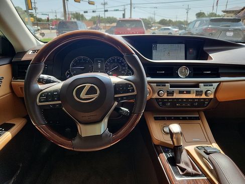 Used 2017 Lexus ES 350 w/ Luxury Package FWD image 6