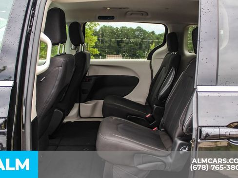 Used 2023 Chrysler Voyager LX FWD image 11