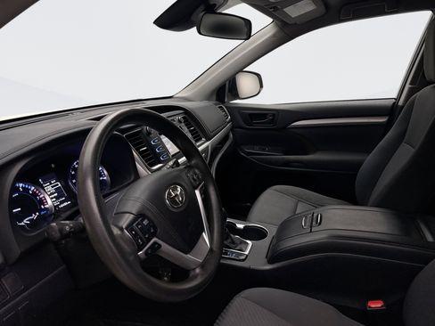 Used 2019 Toyota Highlander LE FWD image 6