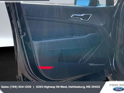 Used 2025 Kia Sportage LX image 17