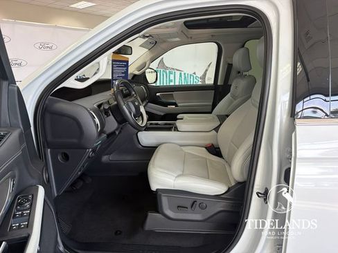 Certified 2025 Ford Expedition Platinum AWD/4WD image 11