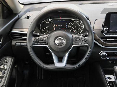 Used 2025 Nissan Altima 2.5 SV FWD image 21