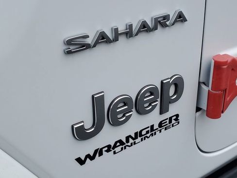 Used 2019 Jeep Wrangler Unlimited Sahara w/ Uconnect 4C Nav & Sound Group AWD/4WD image 8