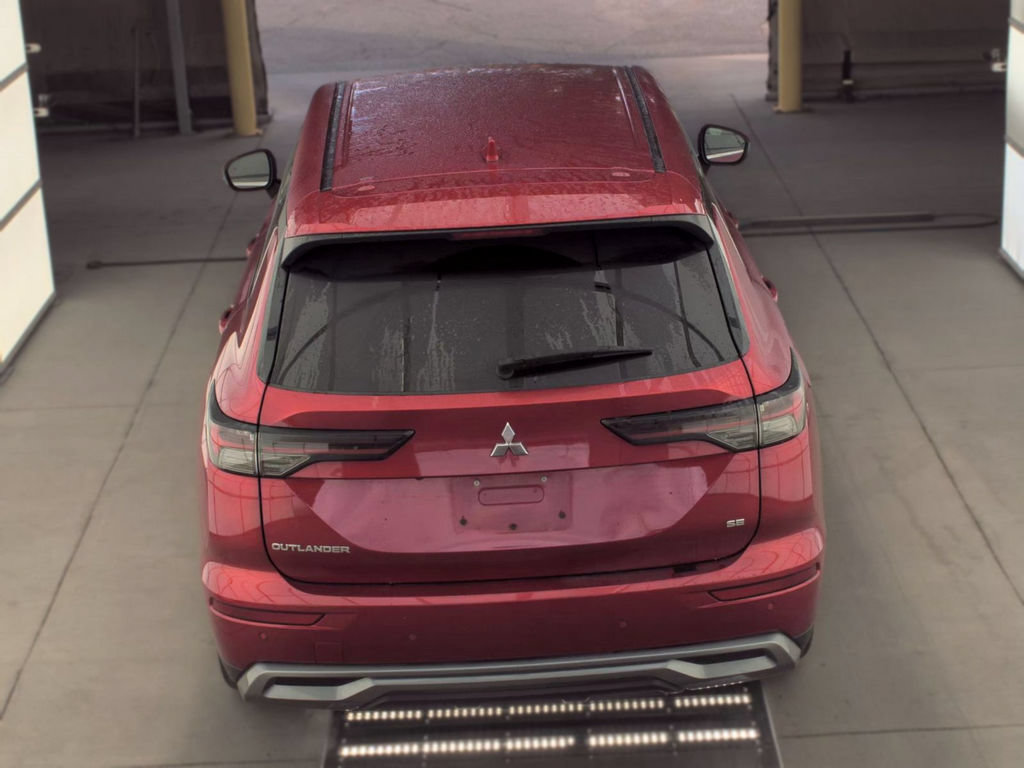 Used 2025 Mitsubishi Outlander SE FWD image 3