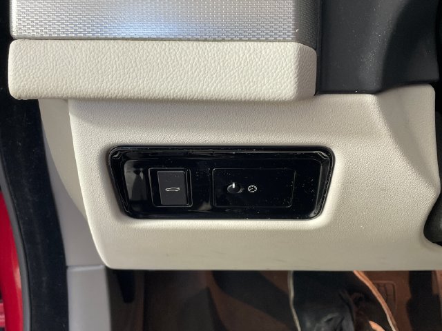 Used 2016 Jaguar XF Premium RWD image 16