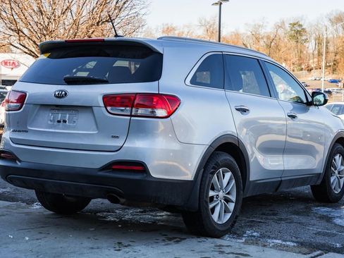 Used 2017 Kia Sorento LX image 4