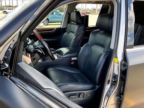 Used 2019 Lexus LX 570 4WD w/ Luxury Package image 8