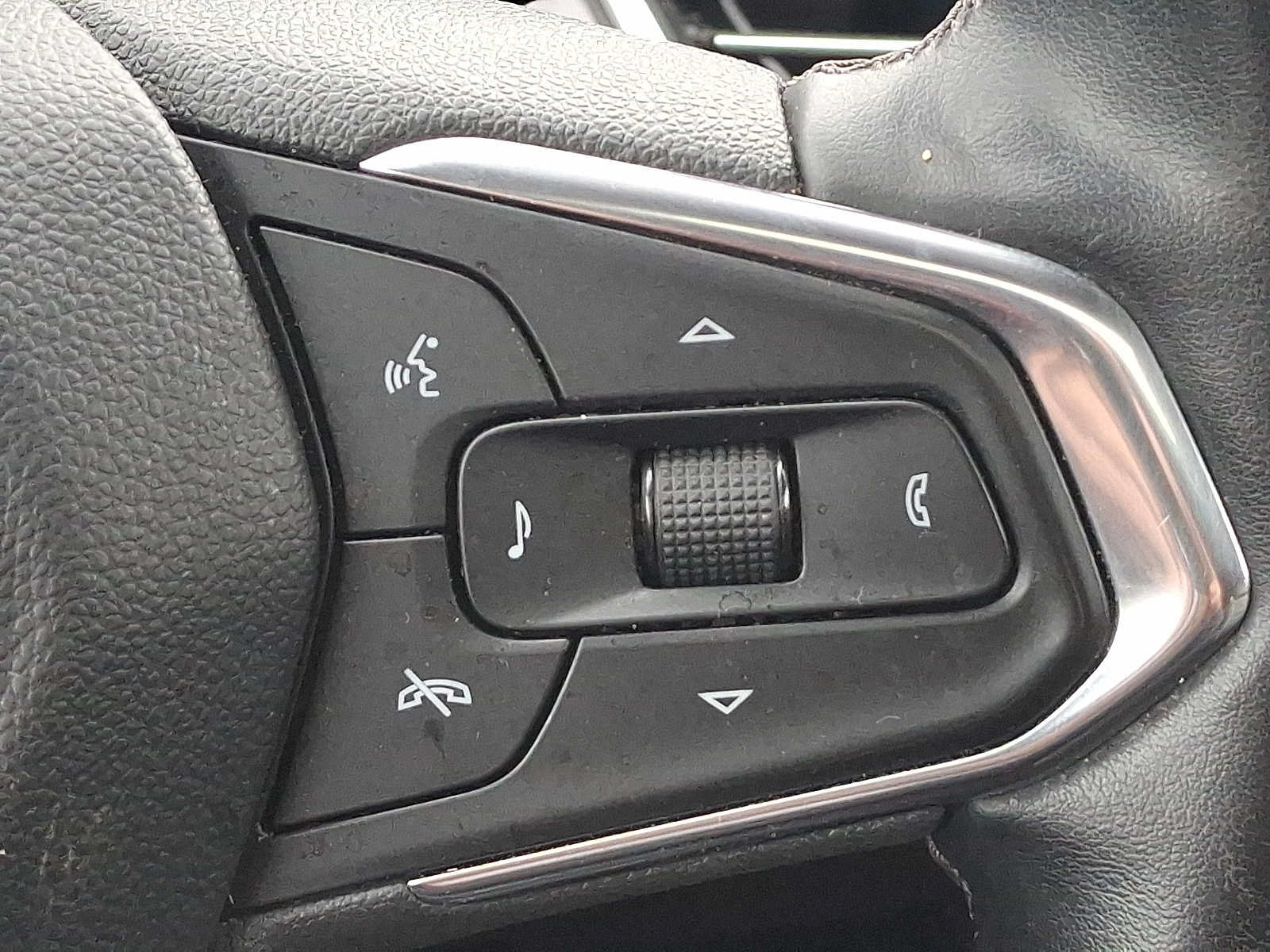 Used 2024 Chevrolet Trax ACTIV w/ Sunroof Package FWD image 23