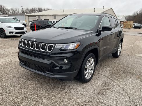 Used 2023 Jeep Compass Latitude image 3