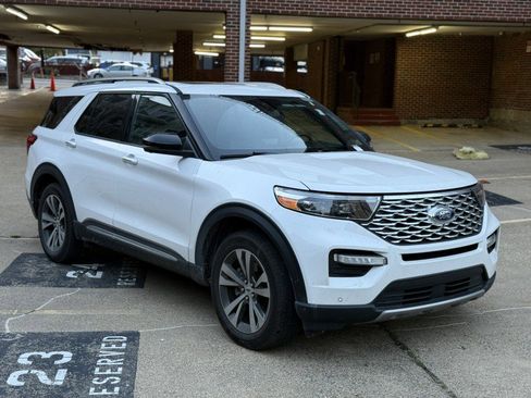 Used 2020 Ford Explorer Platinum w/ Premium Technology Package image 3
