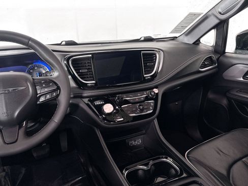 Used 2025 Chrysler Pacifica Limited FWD image 36