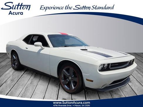 Used 2014 Dodge Challenger SXT RWD image 1