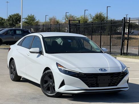 Used 2022 Hyundai Elantra SEL w/ Convenience Package FWD image 2