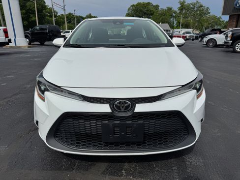 Used 2021 Toyota Corolla LE FWD image 2