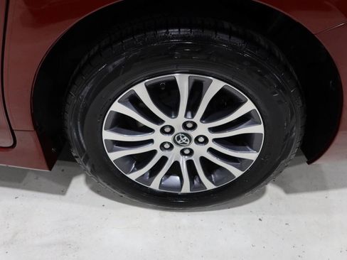 Used 2019 Toyota Sienna XLE FWD image 32