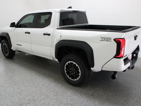 Used 2025 Toyota Tacoma TRD Off-Road AWD/4WD image 9