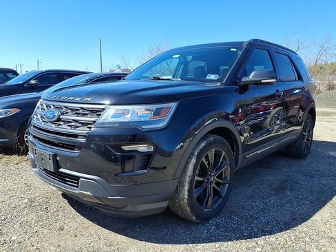 Used 2018 Ford Explorer XLT w/ Equipment Group 202A image 3