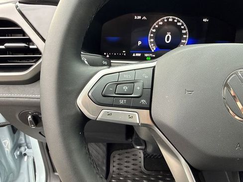 Certified 2025 Volkswagen Taos SE image 15