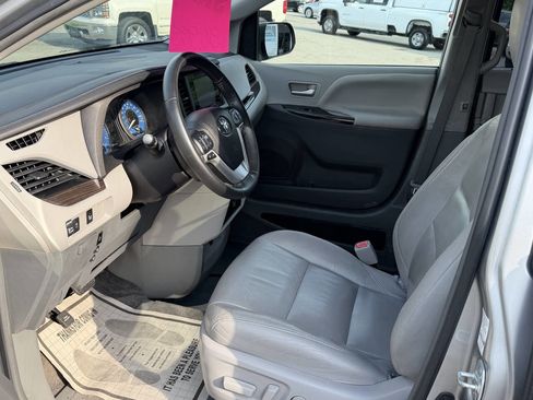 Used 2017 Toyota Sienna XLE FWD image 10