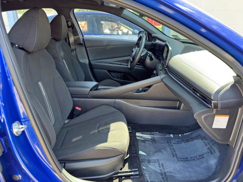 Used 2025 Hyundai Elantra SEL FWD image 14
