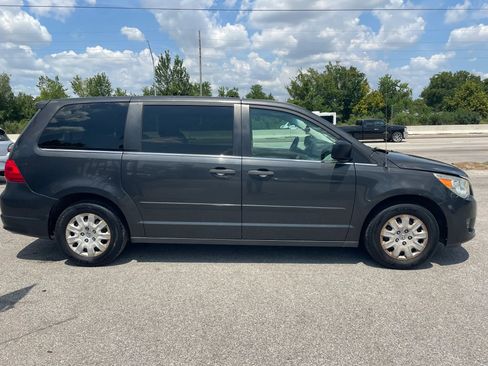 Used 2012 Volkswagen Routan S FWD image 4