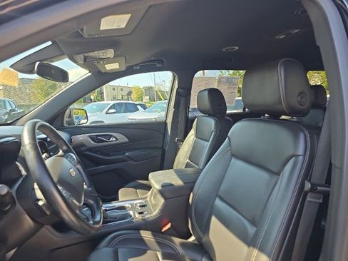Used 2023 Chevrolet Traverse LT image 4