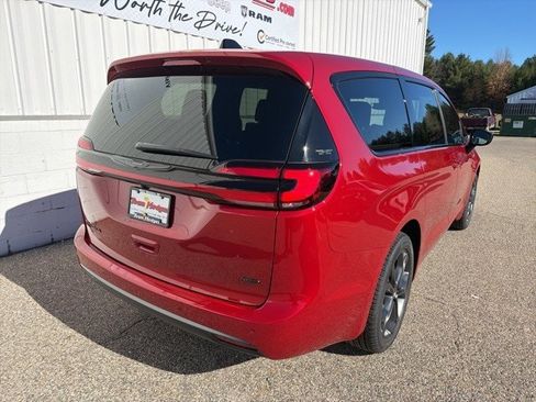 New 2026 Chrysler Pacifica Select image 8