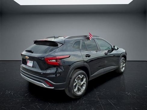 Used 2025 Chevrolet Trax LT FWD image 3