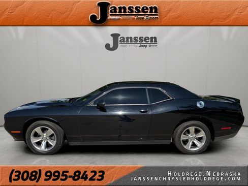 Used 2018 Dodge Challenger SXT RWD image 1