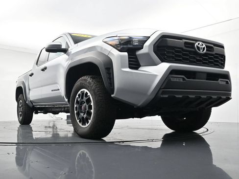 Used 2024 Toyota Tacoma TRD Off-Road AWD/4WD image 32