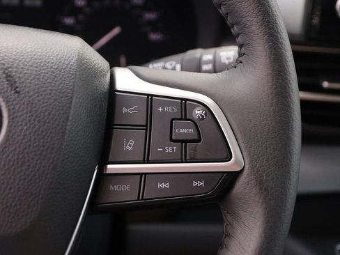 Used 2025 Toyota Sienna XLE FWD image 15