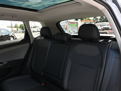 Used 2022 Volkswagen Taos SE image 19