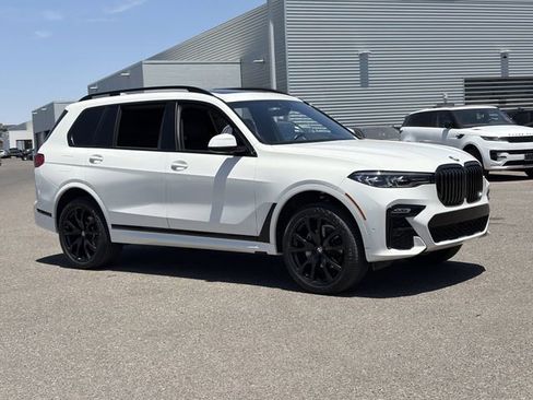 Used 2022 BMW X7 xDrive40i w/ M Sport Package AWD/4WD image 3