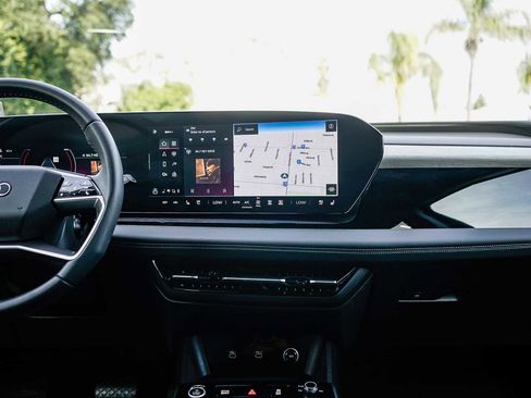 Used 2025 Audi Q6 e-tron Premium Plus image 13