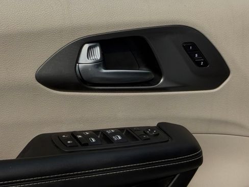 Used 2023 Chrysler Pacifica Touring-L FWD image 23