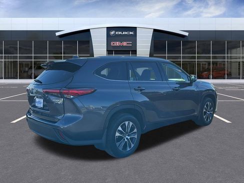 Used 2022 Toyota Highlander XLE AWD/4WD image 5