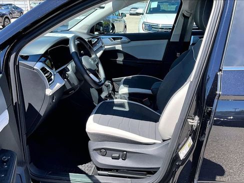 Certified 2025 Volkswagen Taos SE w/ Panoramic Sunroof Package image 21