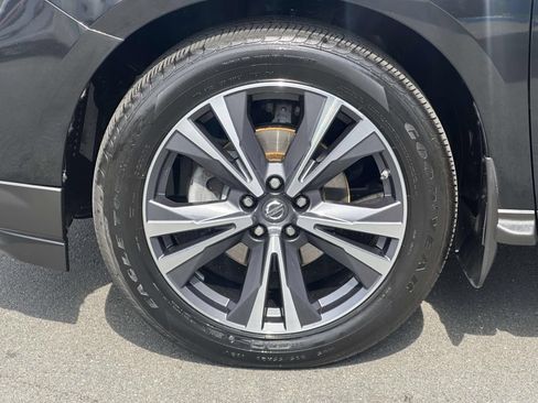 Used 2017 Nissan Pathfinder Platinum w/ Family Entertainment Package AWD/4WD image 7