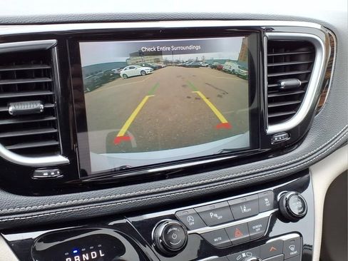 Used 2024 Chrysler Pacifica Limited FWD image 13