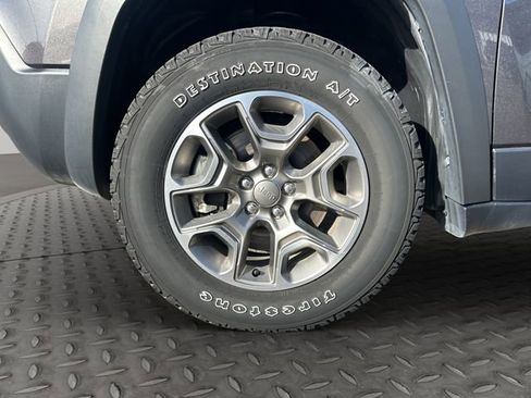 Used 2022 Jeep Cherokee Trailhawk image 25