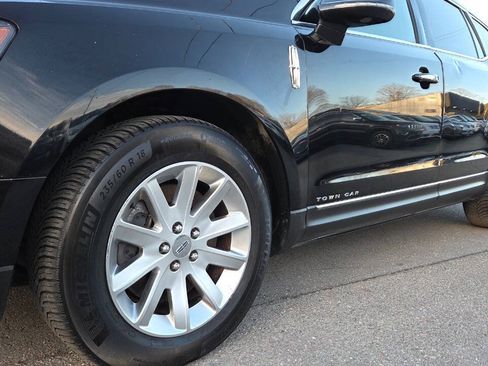 Used 2019 Lincoln MKT AWD image 7