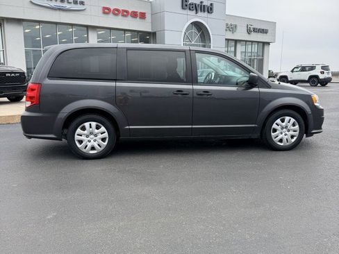 Used 2019 Dodge Grand Caravan SE w/ UConnect Hands-Free Group image 7