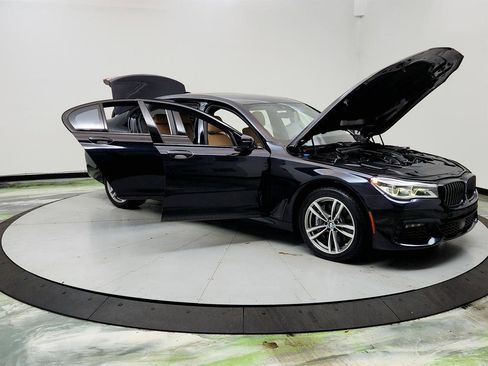 Used 2016 BMW 750i image 10