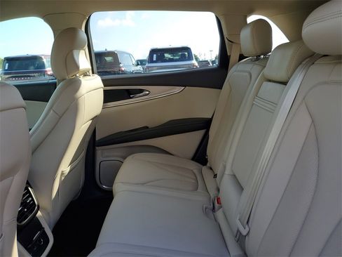 Used 2019 Lincoln Nautilus Select image 11