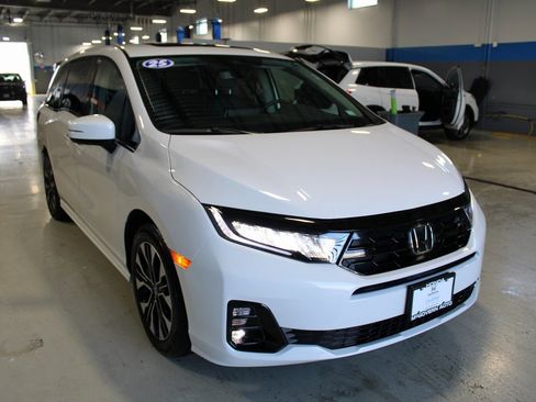 Used 2025 Honda Odyssey Elite image 4