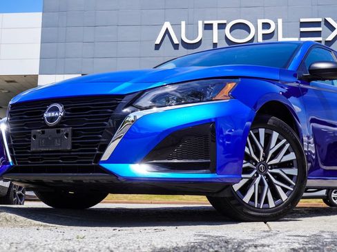 Used 2025 Nissan Altima 2.5 SV AWD/4WD image 2