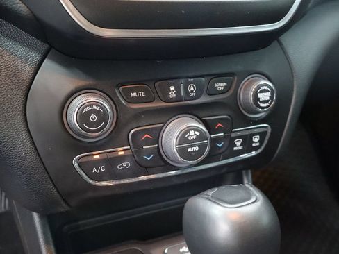 Used 2022 Jeep Cherokee Trailhawk AWD/4WD image 18