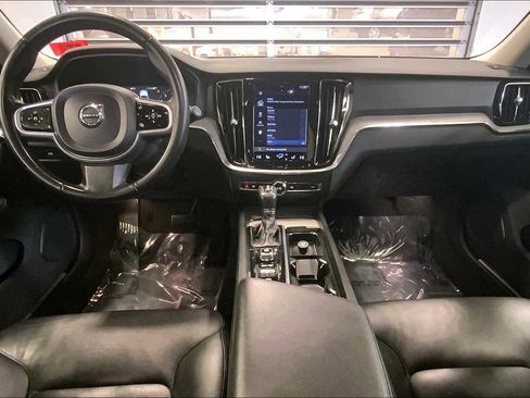 Used 2021 Volvo V60 T5 Cross Country image 13